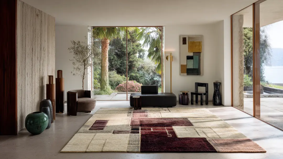 Grand salon moderne avec baies vitrées et tapis géométrique en laine.