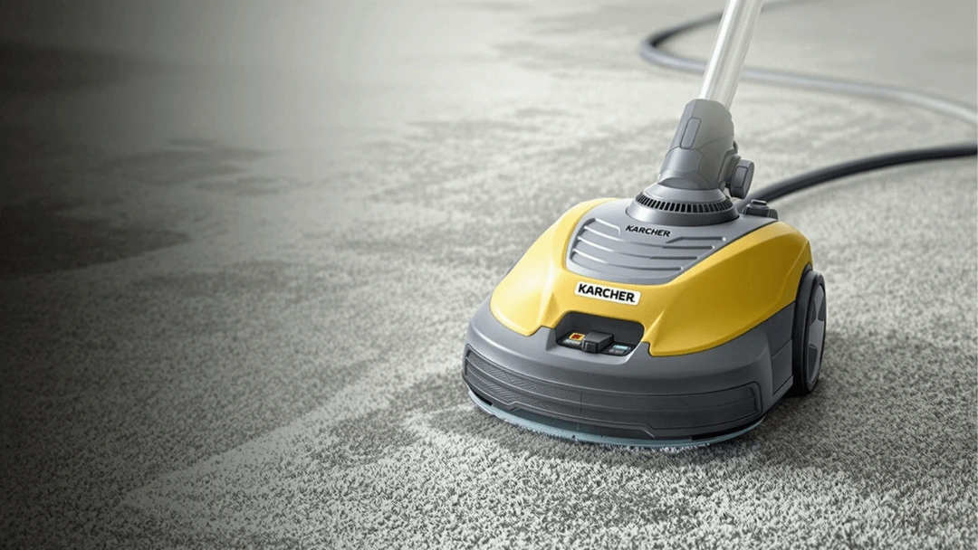 Nettoyage d'un tapis avec un appareil Kärcher, vue de près sur le processus de nettoyage haute pression.