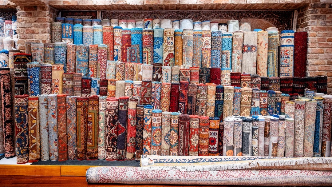 Tapis en laine enroulés pour un stockage optimal dans un atelier de restauration – Exemple de conservation professionnelle pour éviter plis, humidité et mites.